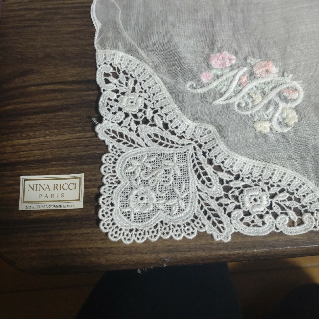 NINA RICCI(ニナリッチ)のニナリッチのハンカチ　白 レディースのファッション小物(ハンカチ)の商品写真