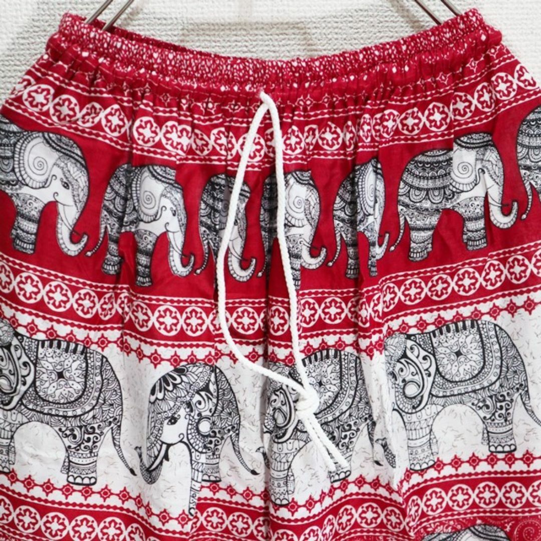 【新品】レーヨンタイパンツ　右向きと左向きの象柄　赤と白系のボーダー風 メンズのパンツ(サルエルパンツ)の商品写真