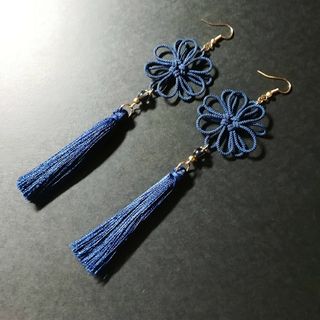 【和風】八重菊結びとタッセルのピアス（イヤリング）（紺）【チャイナ】【中華風】(ピアス)