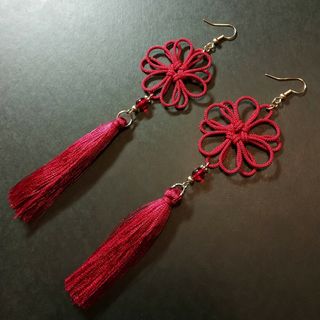 【和風】八重菊結びとタッセルのピアス（イヤリング）（赤）【中華風】【チャイナ】(ピアス)