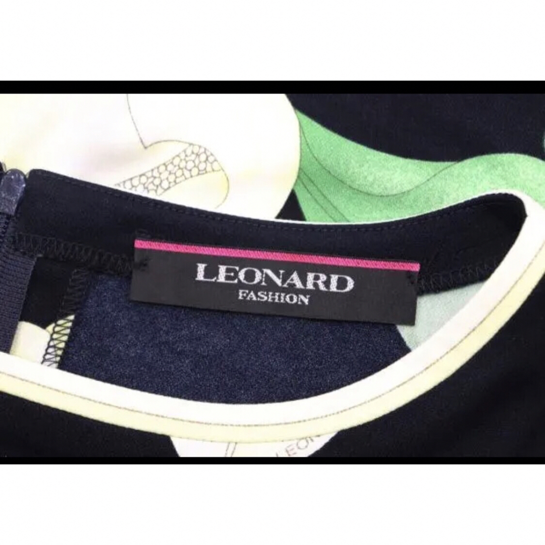 LEONARD(レオナール)の極美品　大きいサイズレオナール  濃紺　カラー柄ワンピース　 レディースのワンピース(ひざ丈ワンピース)の商品写真