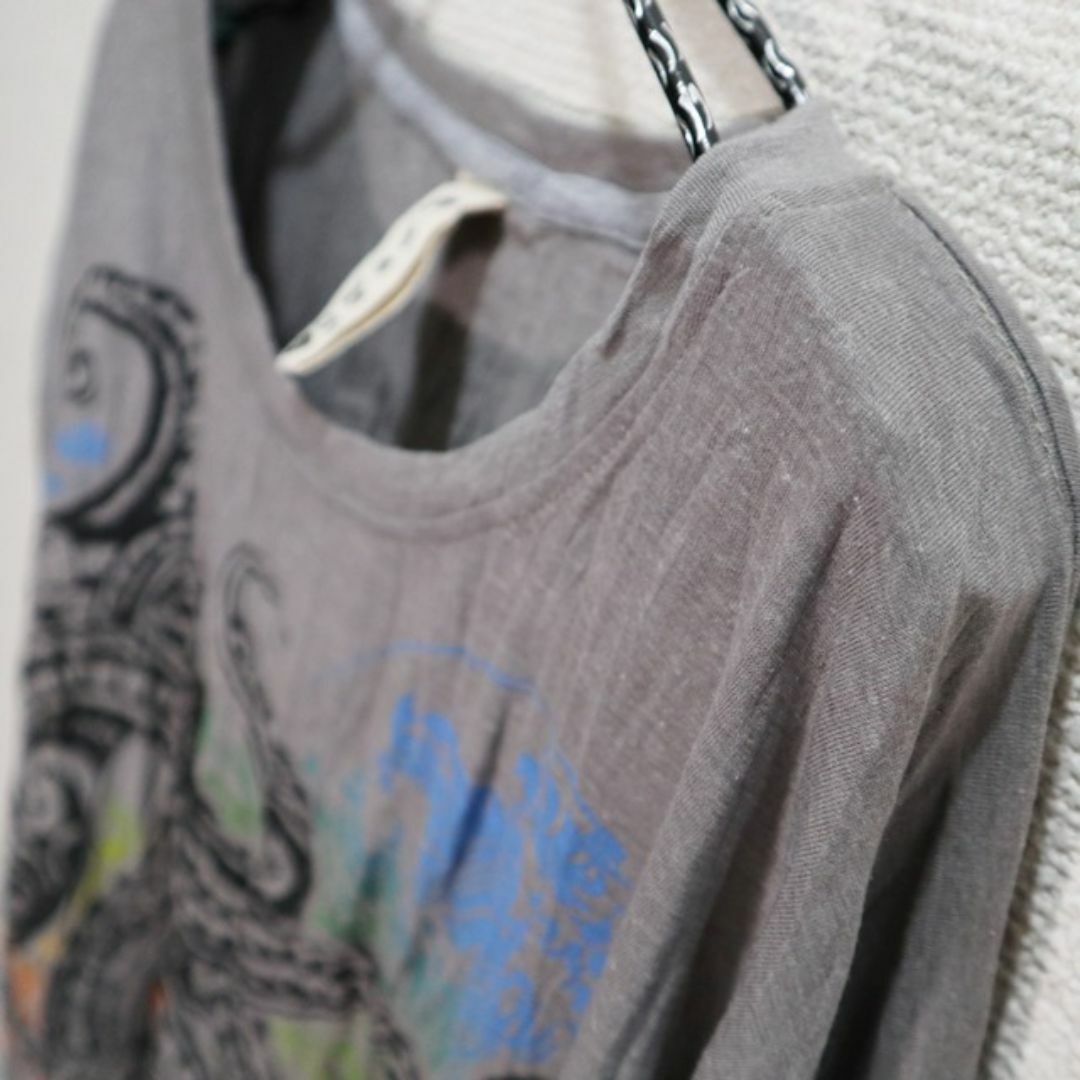 【新品】シワ加工　ロングTシャツ　タコとカラフルな波　グレー メンズのトップス(Tシャツ/カットソー(七分/長袖))の商品写真