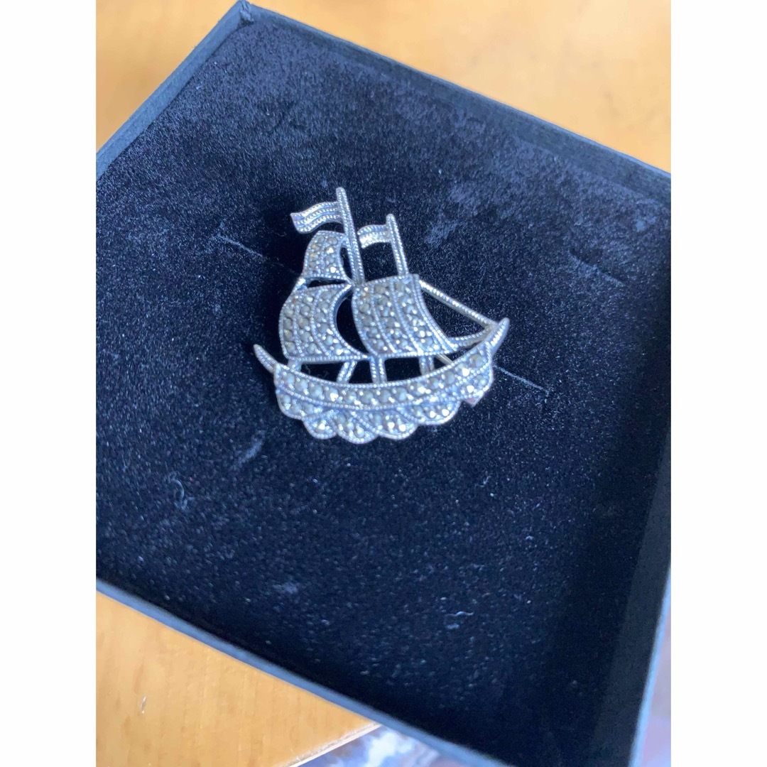 925銀製ヨット　帆　マーカーサイト レディースのアクセサリー(ブローチ/コサージュ)の商品写真