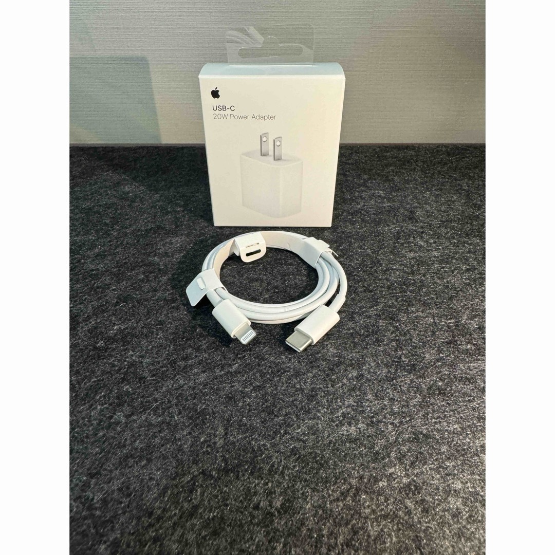 Apple(アップル)のApple純正 20W USB-C電源アダプタ + ケーブル スマホ/家電/カメラのスマートフォン/携帯電話(バッテリー/充電器)の商品写真