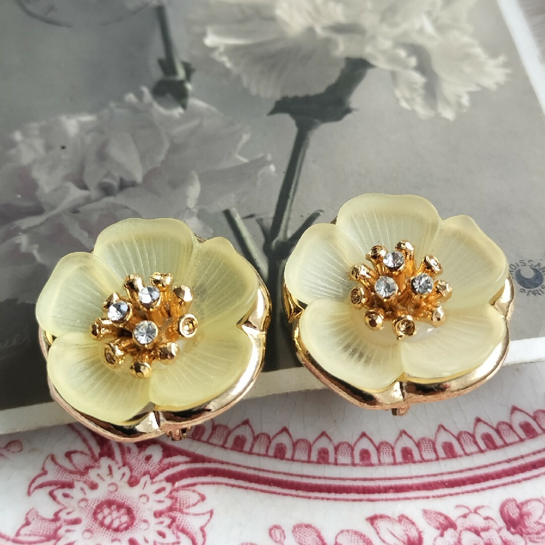 レモンイエローのマットな花 ゴールド イヤリング ヴィンテージ レディースのアクセサリー(イヤリング)の商品写真
