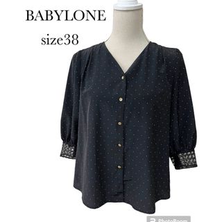 バビロン(BABYLONE)のBABYLONEバビロン　フロントボタンドットブラウス  Ｖネック　レース袖　黒(シャツ/ブラウス(長袖/七分))