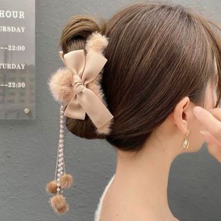 【大人気】ヘアクリップ　ふわふわ　もこもこ　パール　リボン　ベージュ　バレッタ(バレッタ/ヘアクリップ)