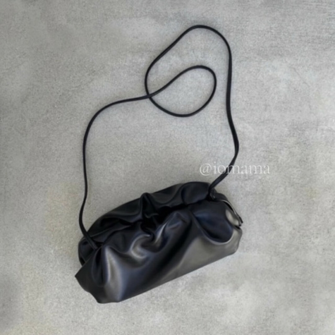 ガマグチギャザー ショルダーバッグ／ブラック 黒 レザーショルダー レザーバッグ レディースのバッグ(ショルダーバッグ)の商品写真