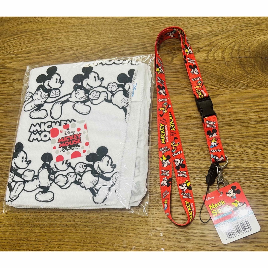 Disney(ディズニー)の新品未使用　Disney  ミッキータオル　ネックストラップ　マイクロファイバー エンタメ/ホビーのアニメグッズ(タオル)の商品写真