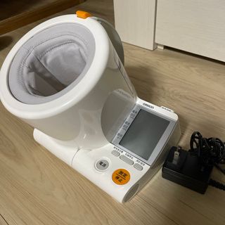 オムロン(OMRON)のオムロン　血圧測定器(日用品/生活雑貨)