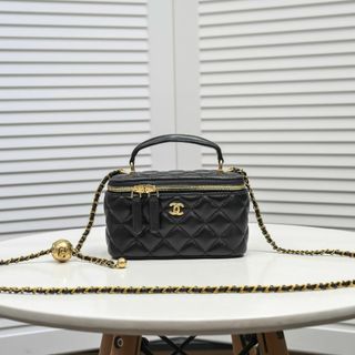 シャネル(CHANEL)のCHANEL シャネル ショルダーバッグ(ロングワンピース/マキシワンピース)