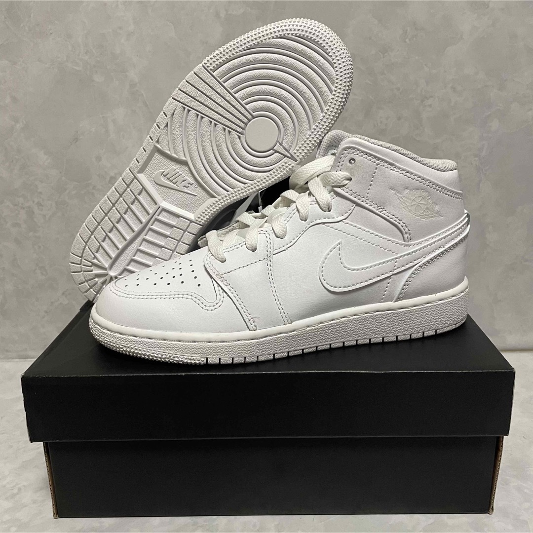 NIKE(ナイキ)のNike GS Air Jordan 1 Mid "White" 23.0cm レディースの靴/シューズ(スニーカー)の商品写真