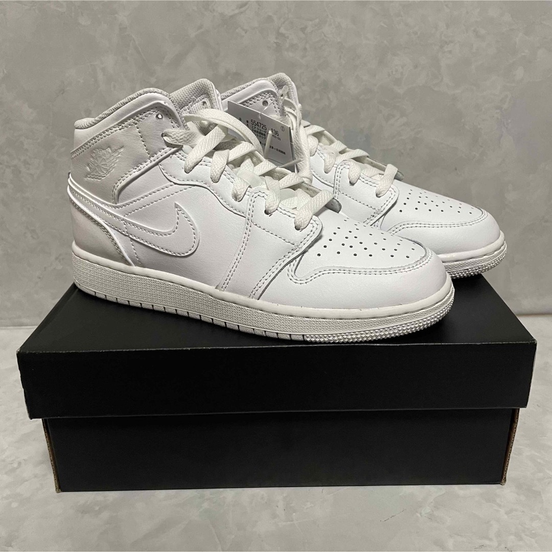 NIKE(ナイキ)のNike GS Air Jordan 1 Mid "White" 23.0cm レディースの靴/シューズ(スニーカー)の商品写真