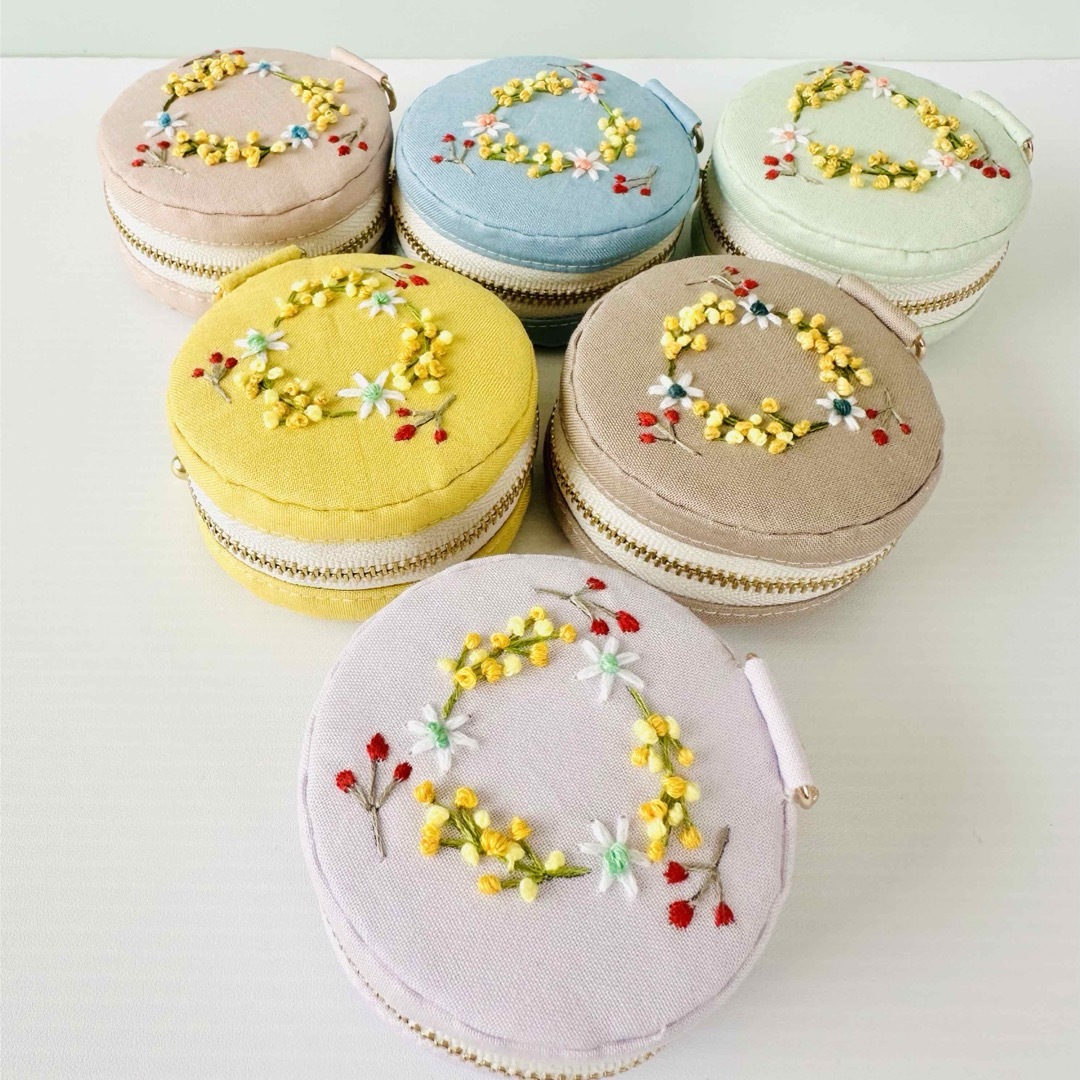 168⌘  macaron♪（ミモザ刺繍・くすみイエロー）AirPodsケース ハンドメイドのファッション小物(ポーチ)の商品写真