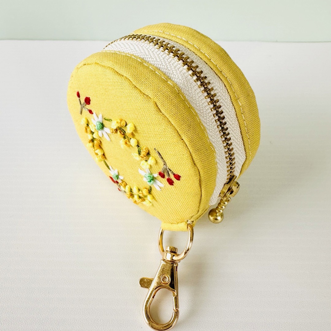 168⌘  macaron♪（ミモザ刺繍・くすみイエロー）AirPodsケース ハンドメイドのファッション小物(ポーチ)の商品写真