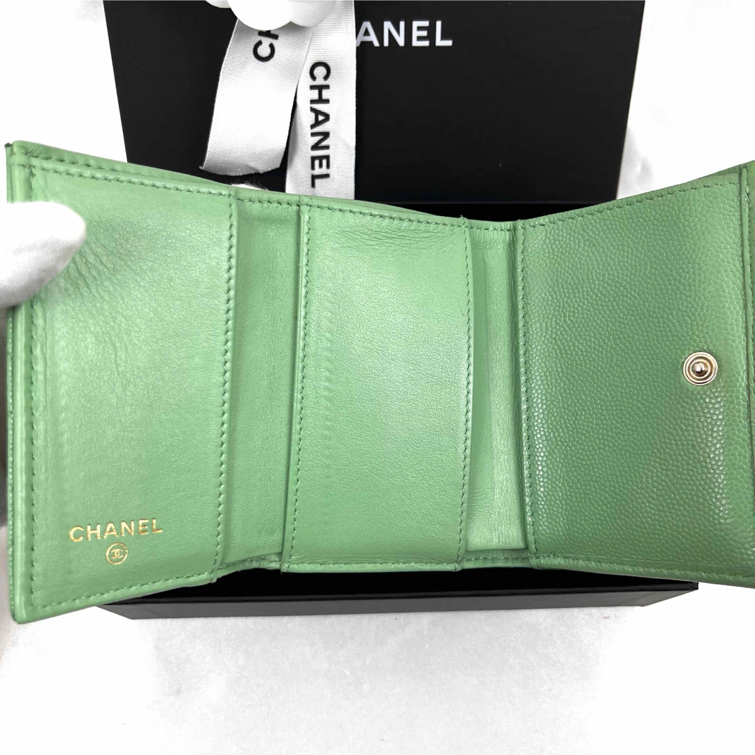 CHANEL(シャネル)のシャネル マトラッセ スモールフラップウォレット キャビアスキン グリーン系 レディースのファッション小物(財布)の商品写真