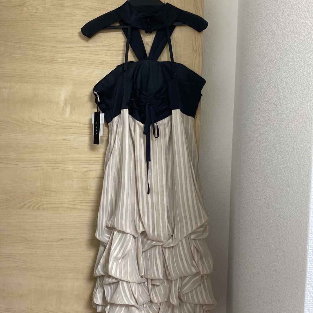 メトリーゼMAITRESSE ラメ　ゴールド　サテン調リボンドレス レディースのフォーマル/ドレス(ミニドレス)の商品写真