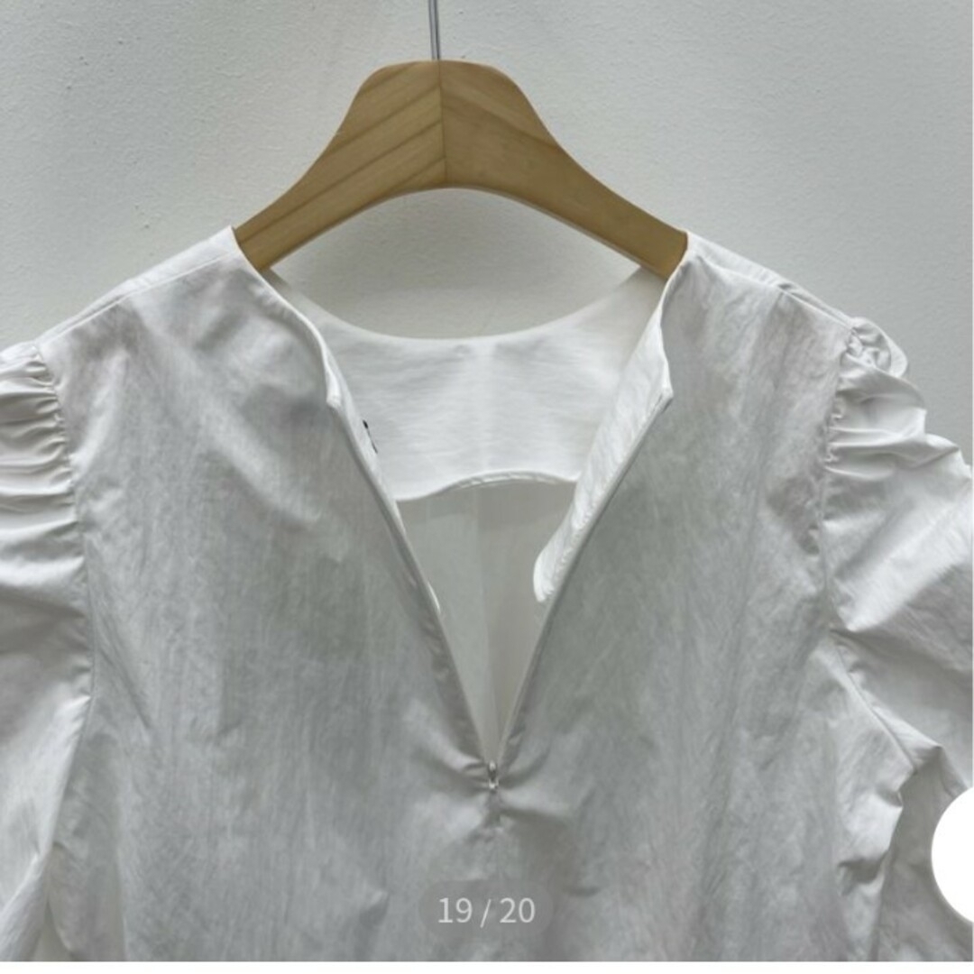 dholic(ディーホリック)の『未使用』シャーリングスリーブブラウス　ホワイト レディースのトップス(シャツ/ブラウス(長袖/七分))の商品写真