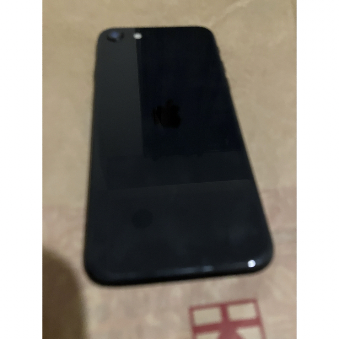 Apple(アップル)のアップル iPhoneSE 第2世代 64GB ブラック docomo スマホ/家電/カメラのスマートフォン/携帯電話(スマートフォン本体)の商品写真