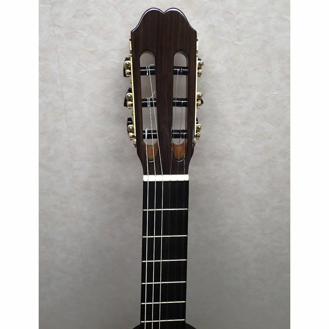 極美品、ラベルのないクラシックギター、オシャレな白いハードケース付き 楽器のギター(クラシックギター)の商品写真