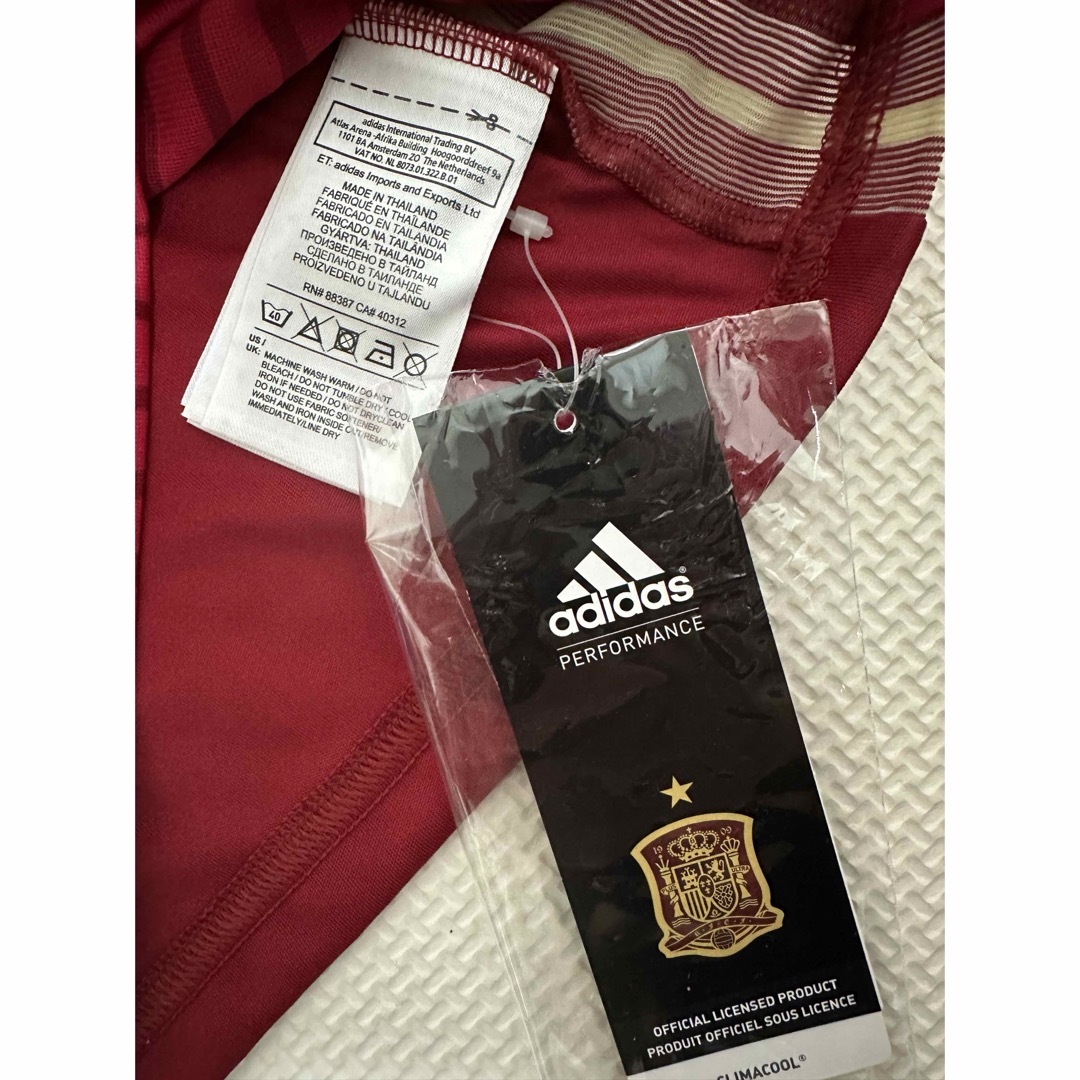 adidas(アディダス)の新品未使用【アディダス】ベビー用 スペイン代表 ユニフォーム 半袖Tシャツ　74 キッズ/ベビー/マタニティのベビー服(~85cm)(Ｔシャツ)の商品写真