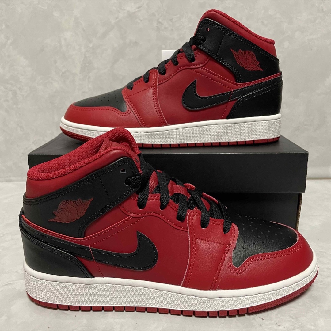 NIKE(ナイキ)のNike GS Air Jordan1 Mid ReverseBred 23.5 レディースの靴/シューズ(スニーカー)の商品写真