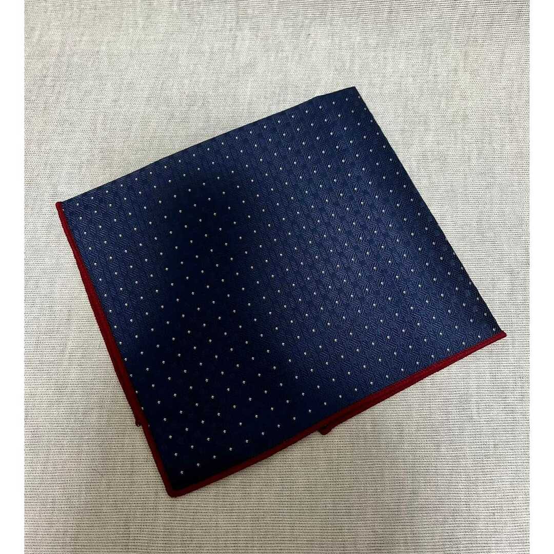 ネイビードット 赤縁 ハンカチーフ メンズのファッション小物(ハンカチ/ポケットチーフ)の商品写真