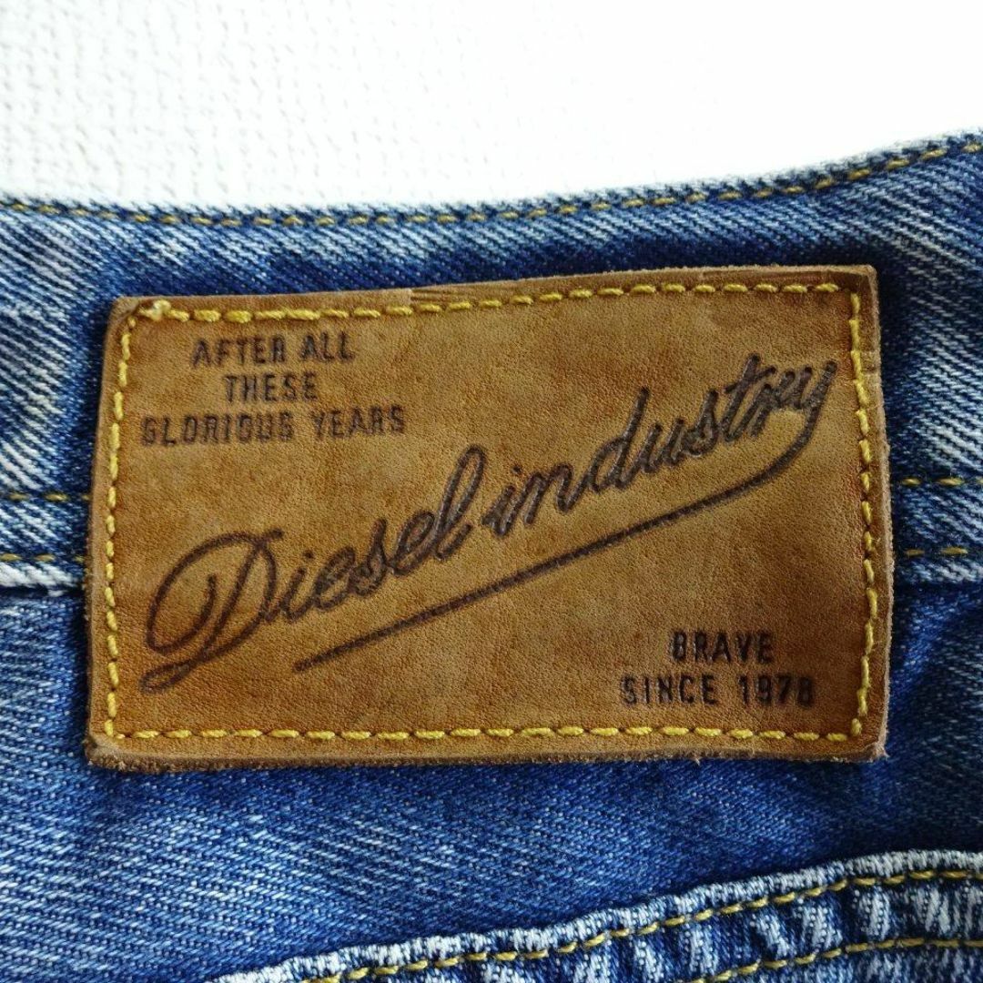 DIESEL(ディーゼル)のディーゼル　ZATINY　W82cm　ブーツカットデニム　藍青 メンズのパンツ(デニム/ジーンズ)の商品写真