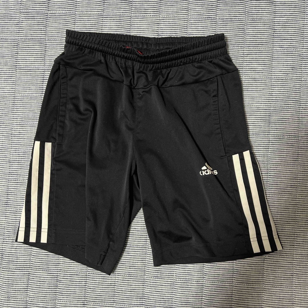 adidas(アディダス)のアディダス　キッズパンツ　黒　140 キッズ/ベビー/マタニティのキッズ服男の子用(90cm~)(パンツ/スパッツ)の商品写真