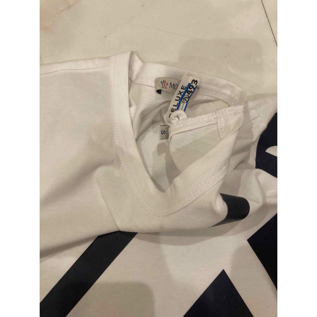 MONCLER(モンクレール)のサイズS】クリーニング済　モンクレール クロスロゴ　半袖Tシャツ 白　ホワイト メンズのトップス(Tシャツ/カットソー(半袖/袖なし))の商品写真