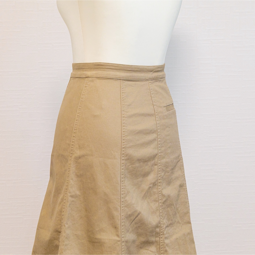 UNIQLO(ユニクロ)のUNIQLO(ユニクロ)ボタン開き　フレアロングスカート　ベージュ　M レディースのスカート(ロングスカート)の商品写真