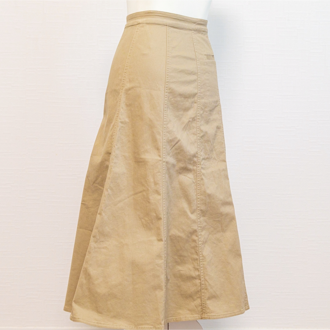 UNIQLO(ユニクロ)のUNIQLO(ユニクロ)ボタン開き　フレアロングスカート　ベージュ　M レディースのスカート(ロングスカート)の商品写真