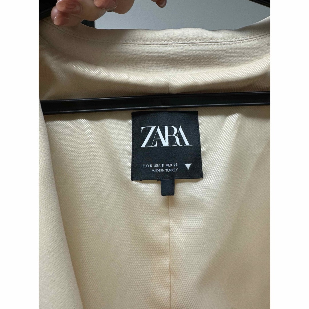 ZARA(ザラ)のZARA ジャケット　ベージュ　クリーム色 レディースのジャケット/アウター(ノーカラージャケット)の商品写真