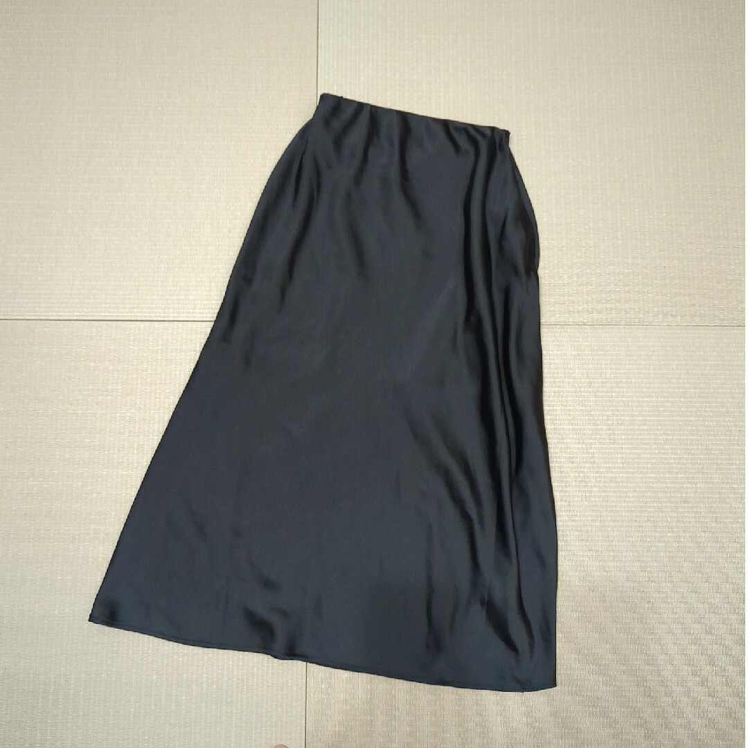 GU(ジーユー)のGU サテンロングスカート　丈標準　S レディースのスカート(ロングスカート)の商品写真