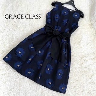 グレースクラス(Grace Class)のグレースクラス 花柄 刺繍 リボン タック フレア ワンピース ノースリーブ(ひざ丈ワンピース)
