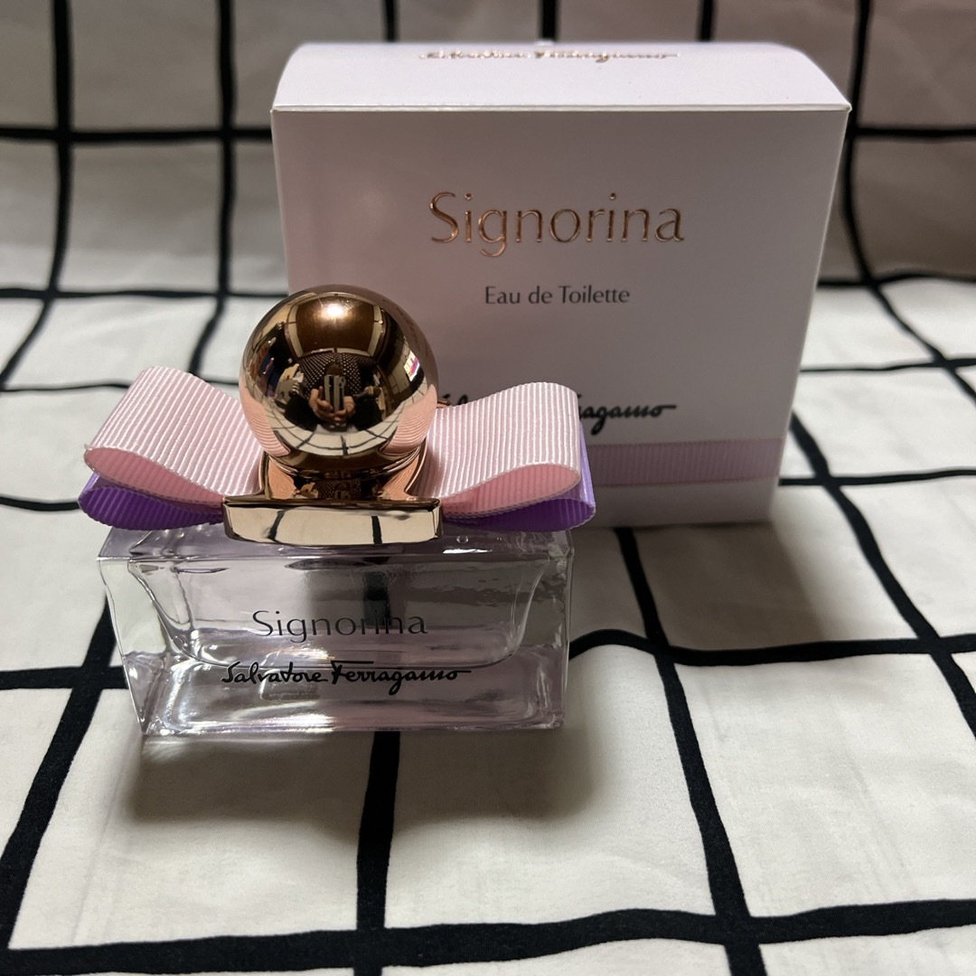 Salvatore Ferragamo(サルヴァトーレフェラガモ)のフェラガモ シニョリーナ 30ml コスメ/美容の香水(その他)の商品写真