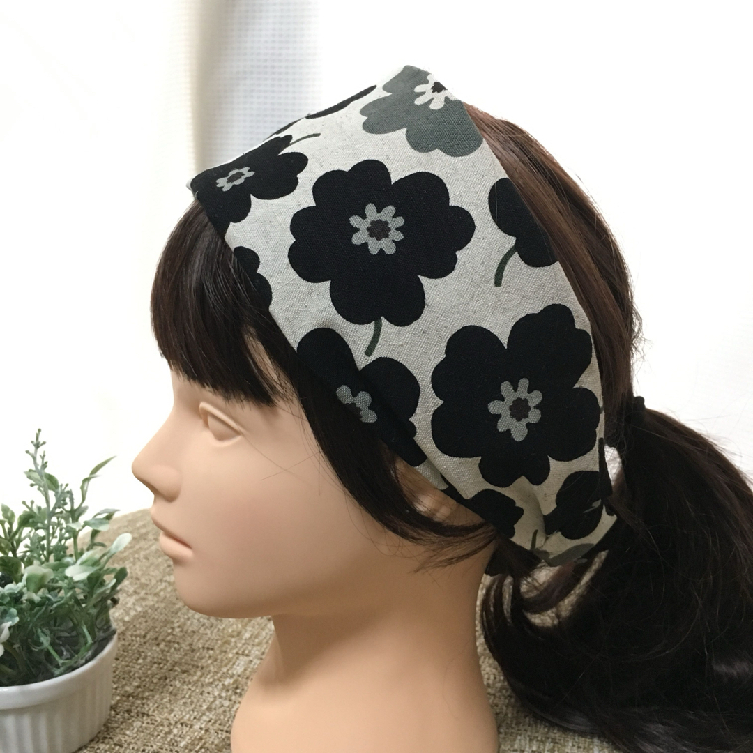 ヘアバンドタイプの三角巾（黒　花柄）大人用　子ども用 レディースのヘアアクセサリー(ヘアバンド)の商品写真