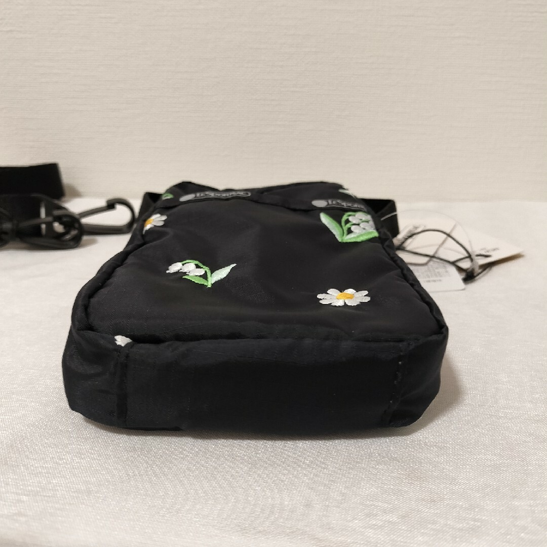 LeSportsac(レスポートサック)の新品未使用　スマホケース　ショルダーバッグ　チェスティー   レスポートサック レディースのバッグ(ショルダーバッグ)の商品写真