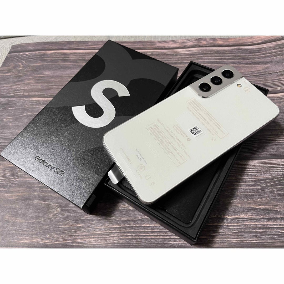 新品 Galaxy S22 ホワイト simフリー SCG13 本体 スマホ/家電/カメラのスマートフォン/携帯電話(スマートフォン本体)の商品写真