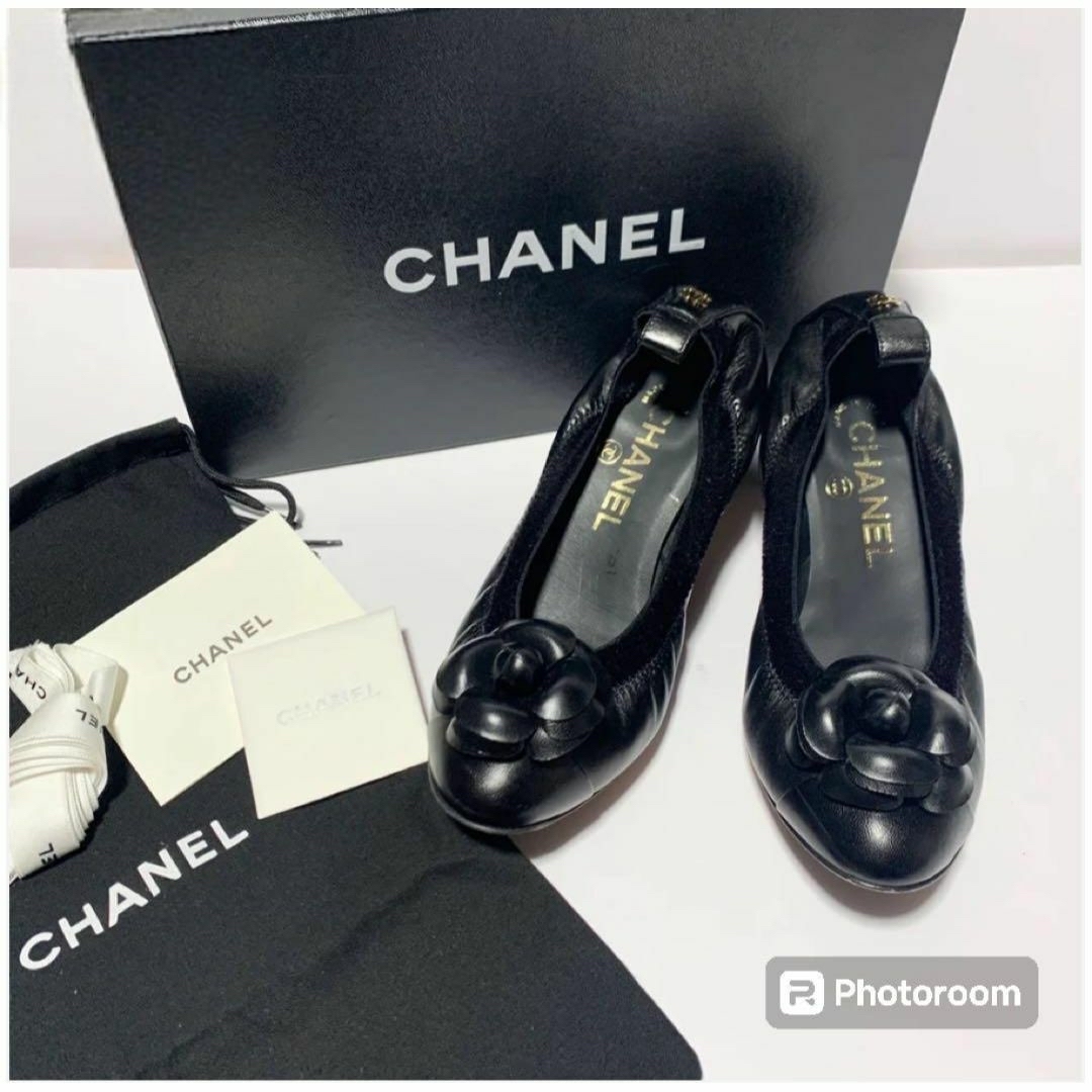 CHANEL(シャネル)の【未使用・箱付き】CHANEL シャネル　カメリア   レザーパンプス ３６C レディースの靴/シューズ(バレエシューズ)の商品写真