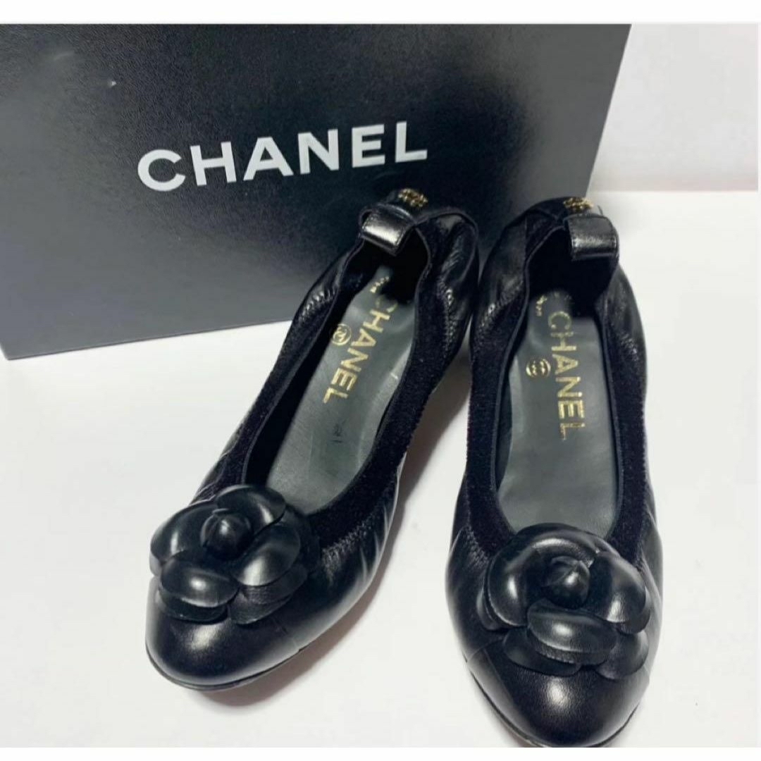 CHANEL(シャネル)の【未使用・箱付き】CHANEL シャネル　カメリア   レザーパンプス ３６C レディースの靴/シューズ(バレエシューズ)の商品写真