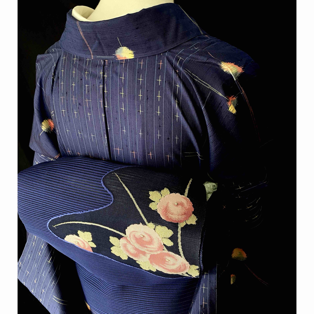  〈絽綴れの花の名古屋帯〉　SALE 濃紺　織り出　夏帯　涼しげ　軽い　可愛い  レディースの水着/浴衣(帯)の商品写真