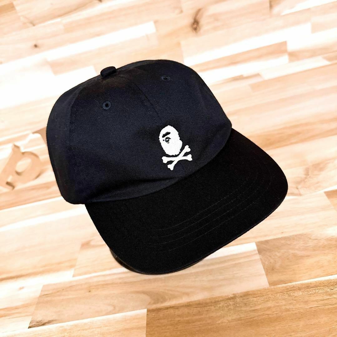 A BATHING APE(アベイシングエイプ)の美品【アベイシングエイプ】クロス ボーン ロゴ キャップ 刺繍 6パネル 黒×白 メンズの帽子(キャップ)の商品写真