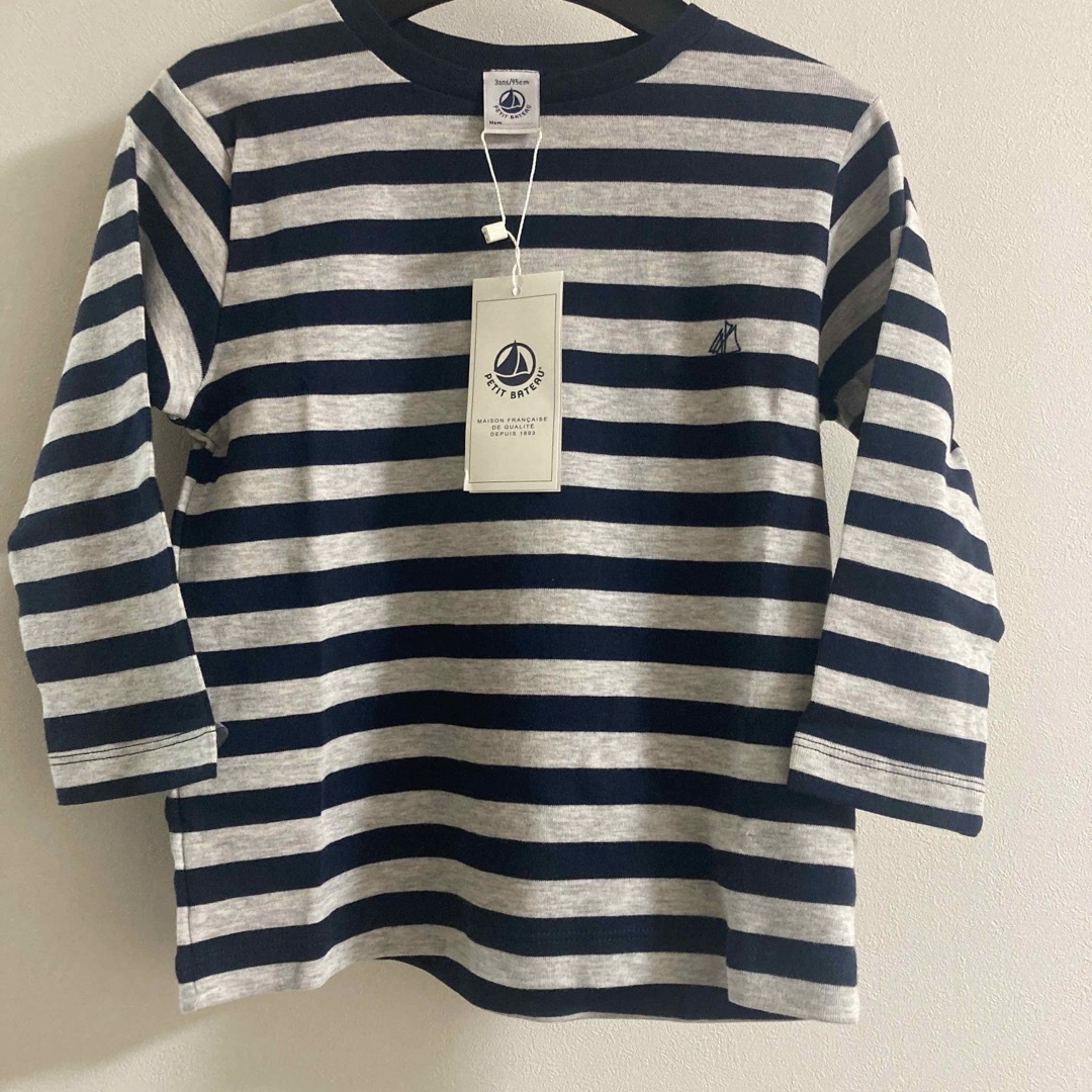 PETIT BATEAU(プチバトー)の新品　プチバトー90.95 ☺︎ロゴロンTボーダー　ラルフ、ファミリア好き キッズ/ベビー/マタニティのキッズ服男の子用(90cm~)(Tシャツ/カットソー)の商品写真