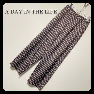 アデイインザライフ(a day in the life)の【美品】アデイインザライフ 小花柄 リラックス イージーパンツ ブラウン(カジュアルパンツ)