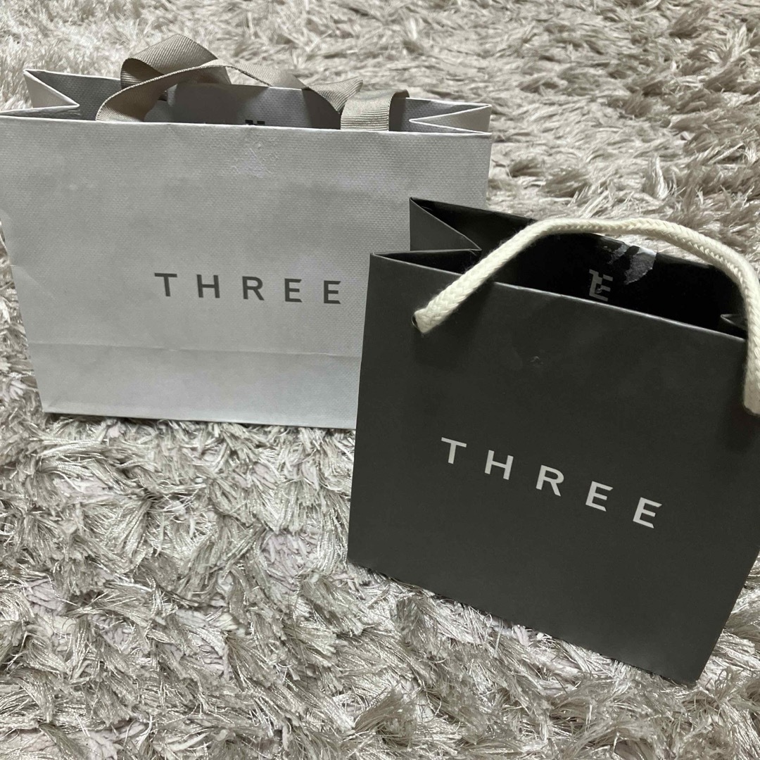 THREE(スリー)のTHREE：スリー　ショッパー　紙袋 レディースのバッグ(ショップ袋)の商品写真