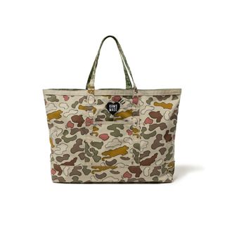 ヒューマンメイド(HUMAN MADE)のhuman made KAWS MADE CAMO トートバッグ リバーシブル(トートバッグ)