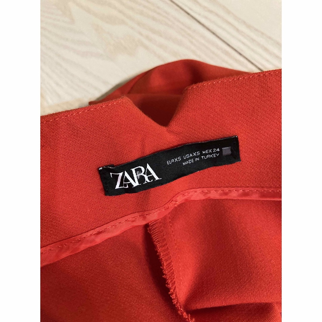 ZARA(ザラ)のZARA ハイウエストパンツ　カラーパンツ　赤　レッド　XS レディースのパンツ(カジュアルパンツ)の商品写真