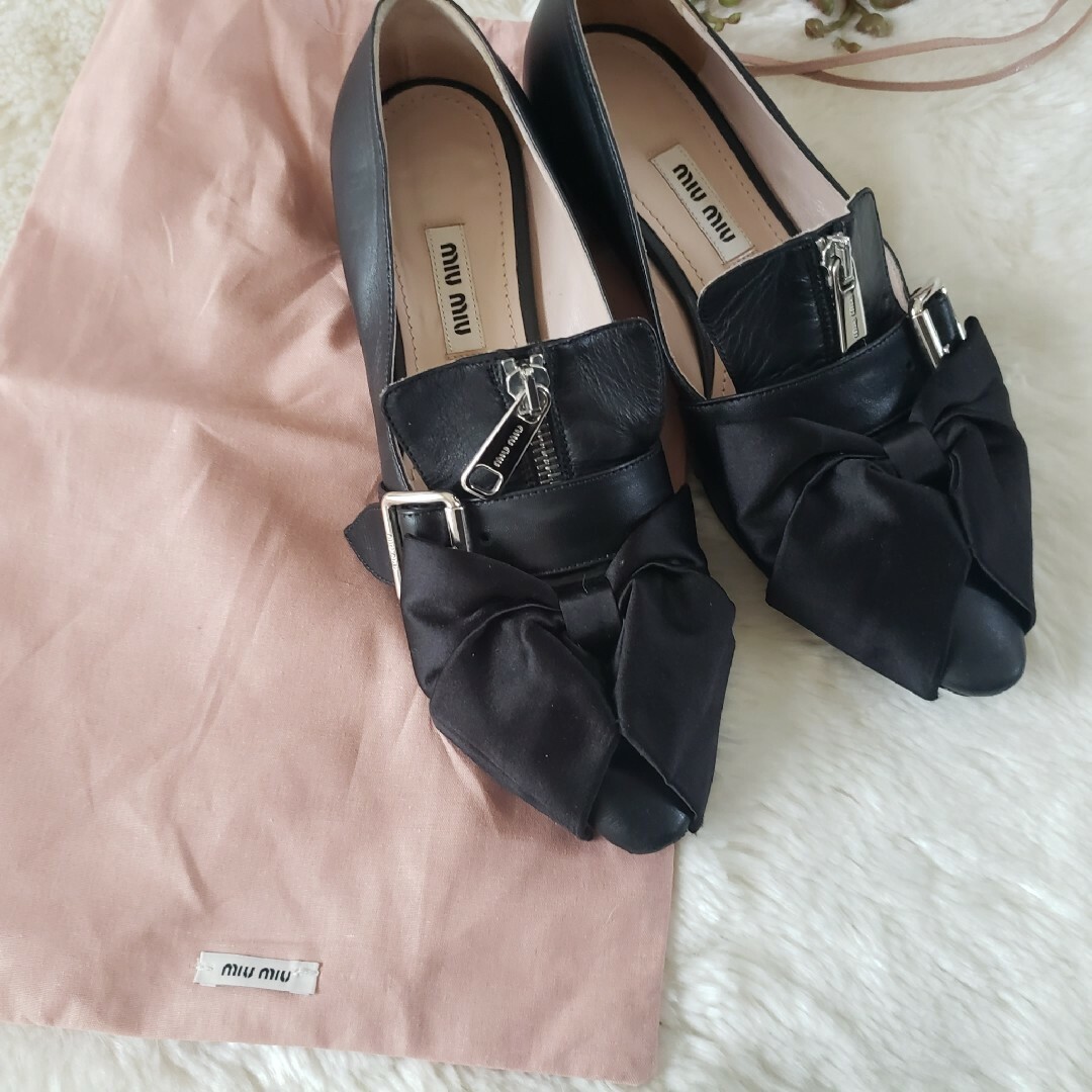 miumiu(ミュウミュウ)のmiu miuレザーパンプス ジップアップ サテンリボン付き保存袋付き ブラック レディースの靴/シューズ(ローファー/革靴)の商品写真