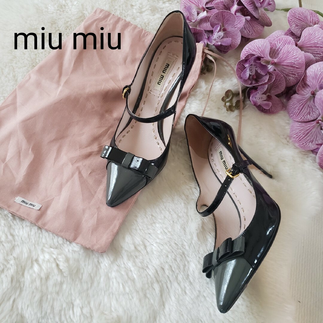 miumiu(ミュウミュウ)のmiu miu エナメルリボン付きストラップ パンプス ブラック グレー保存袋 レディースの靴/シューズ(ハイヒール/パンプス)の商品写真